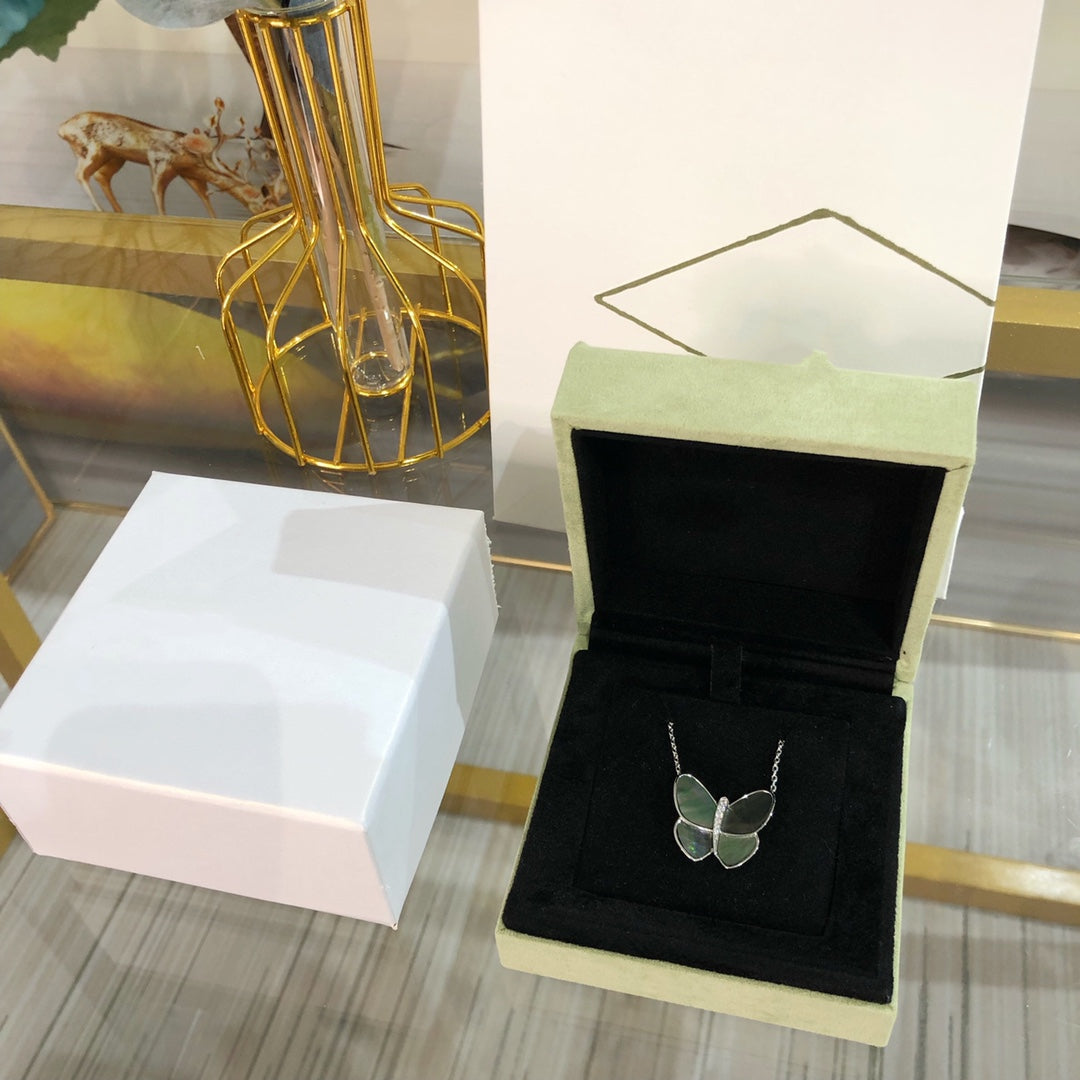 [Kismet Jewels ]LARGE BUTTERFLY SILVER PENDANT DIAMOND NECKLACE