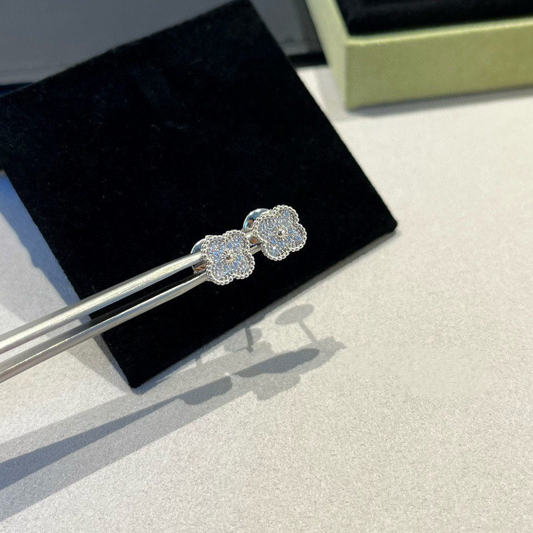 [Kismet Jewels ]CLOVER MINI DIAMOND STUD EARRINGS